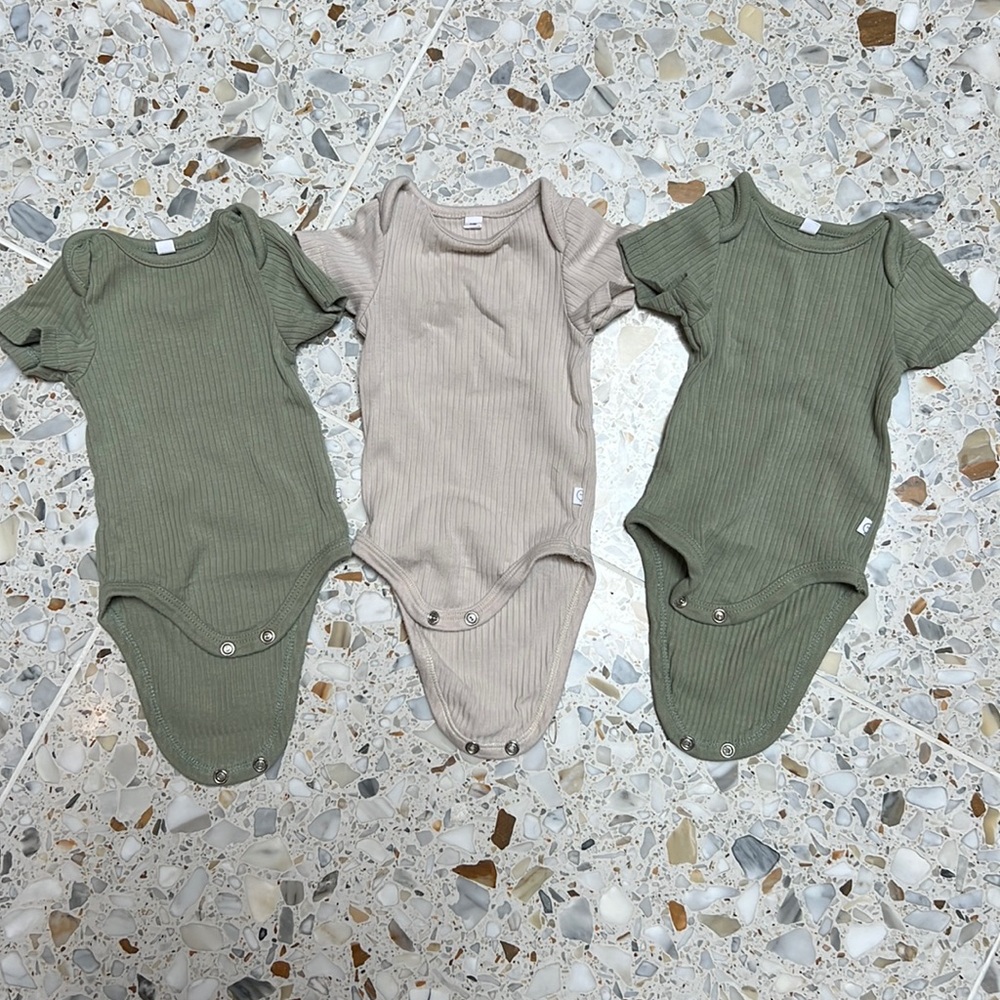 Baby Mori bamboo & organic cotton NB onesies in moss + cream